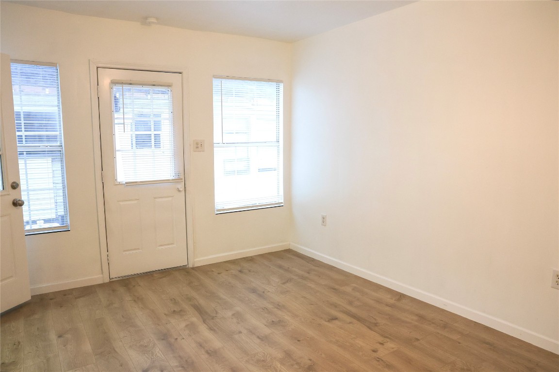 10 Jenkins Street Houston, TX 77003 - Photo 21 of 22 an empty room with windows