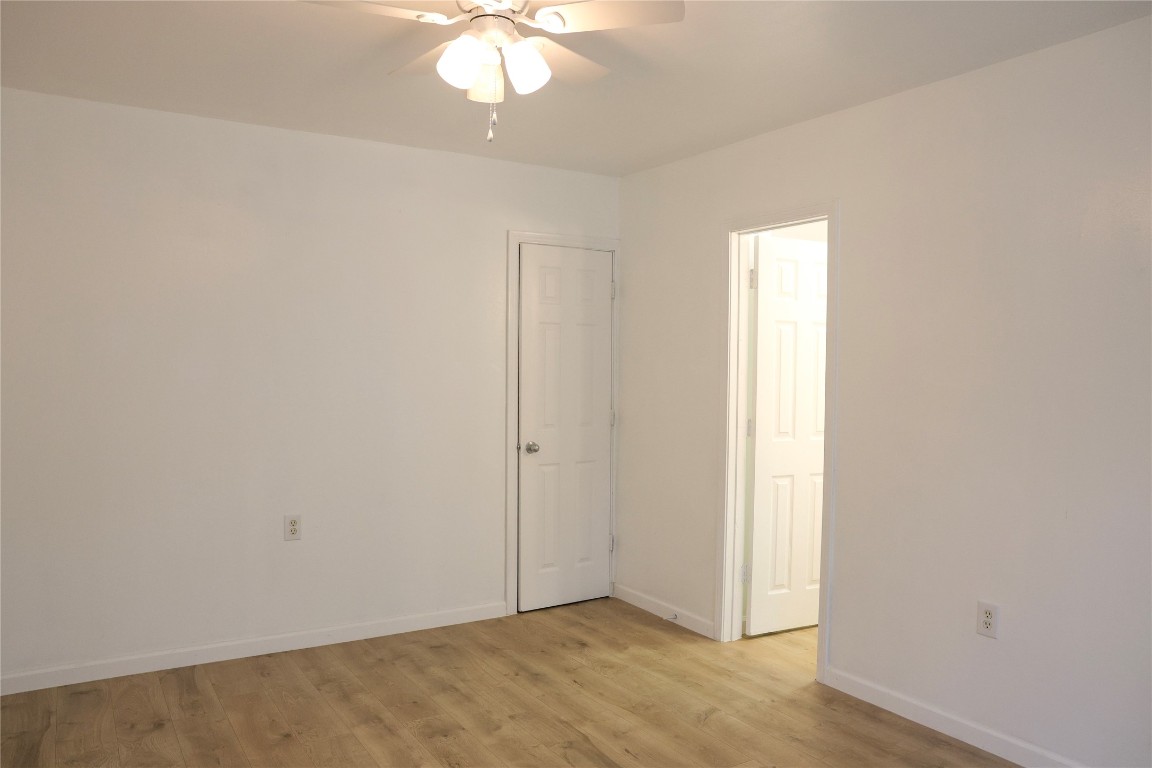 10 Jenkins Street Houston, TX 77003 - Photo 22 of 22 an empty room with a chandelier fan