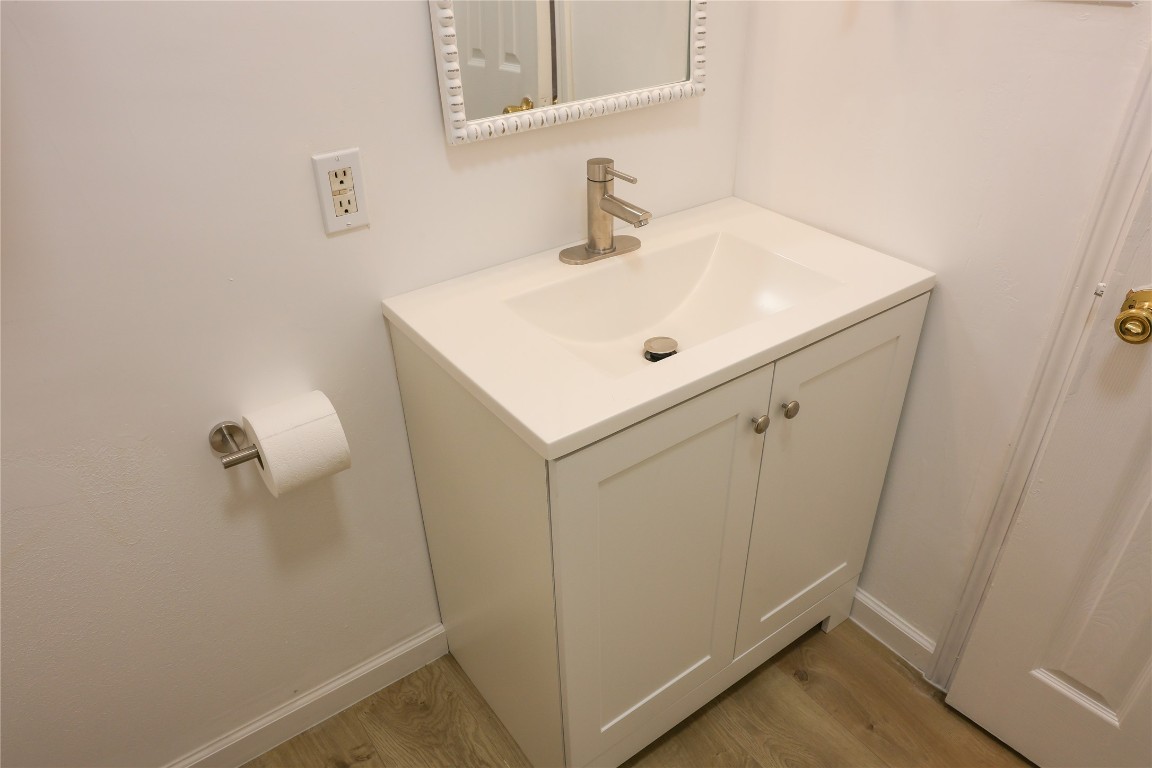 10 Jenkins Street Houston, TX 77003 - Photo 4 of 22 a bathroom with a sink and mirror