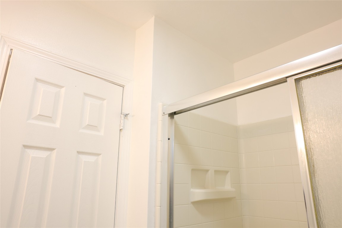 10 Jenkins Street Houston, TX 77003 - Photo 7 of 22 a bathroom with a glass shower door
