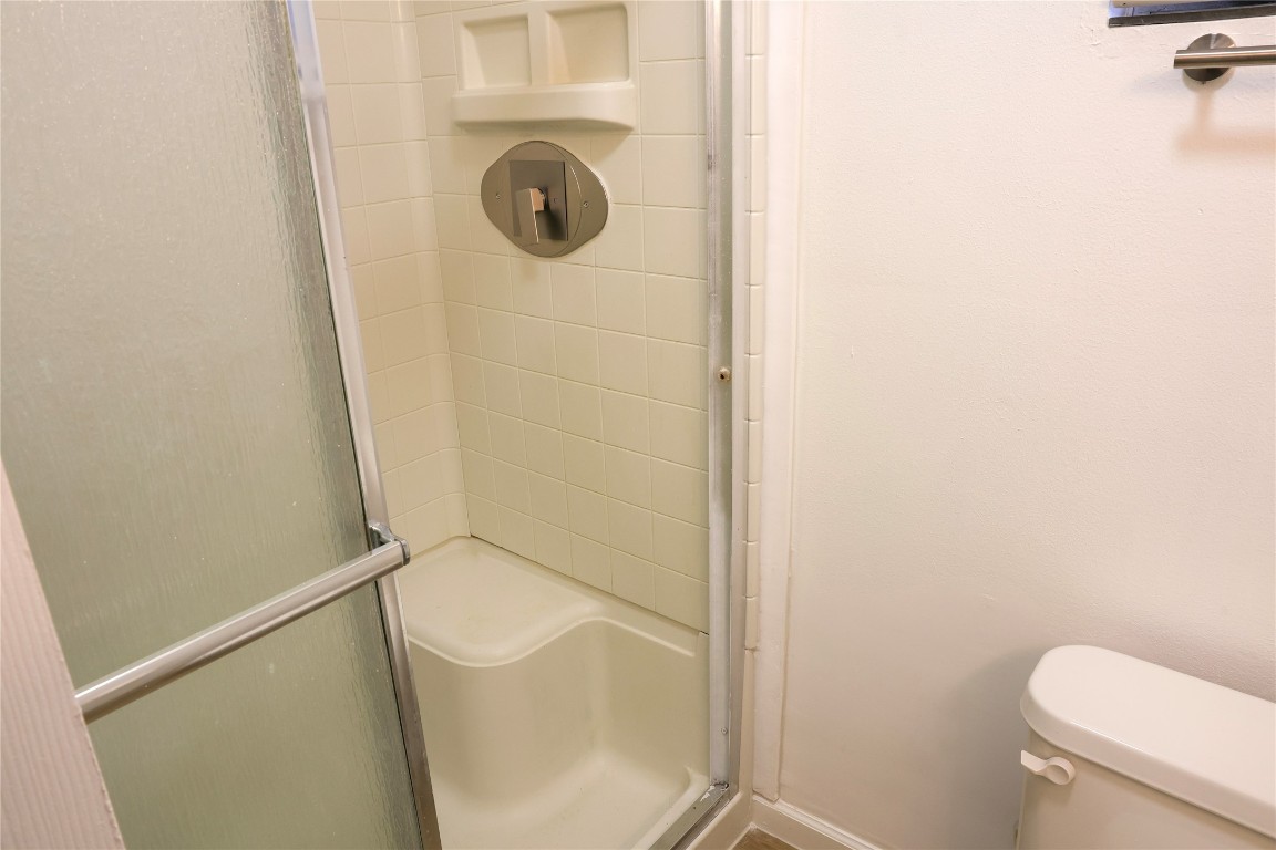 10 Jenkins Street Houston, TX 77003 - Photo 8 of 22 a bathroom with a granite countertop toilet and a sink