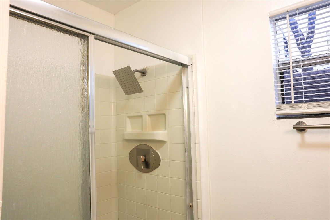 10 Jenkins Street Houston, TX 77003 - Photo 9 of 22 a bathroom with a shower and a mirror