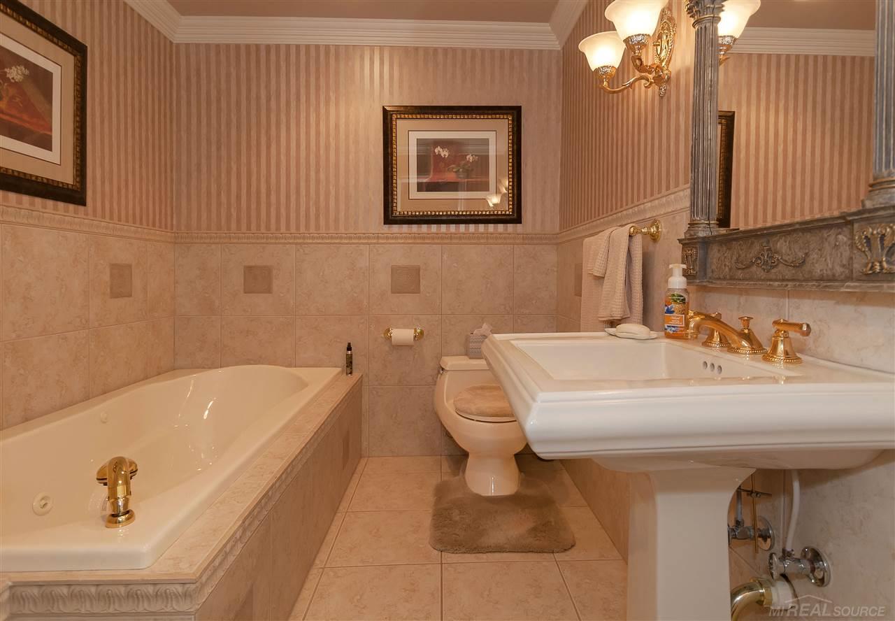 1010 North Renaud Road Grosse Pointe, MI 48236 - Photo 34 of 61 31344418-33.JPG