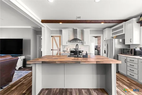 a kitchen that has a lot of cabinets in it