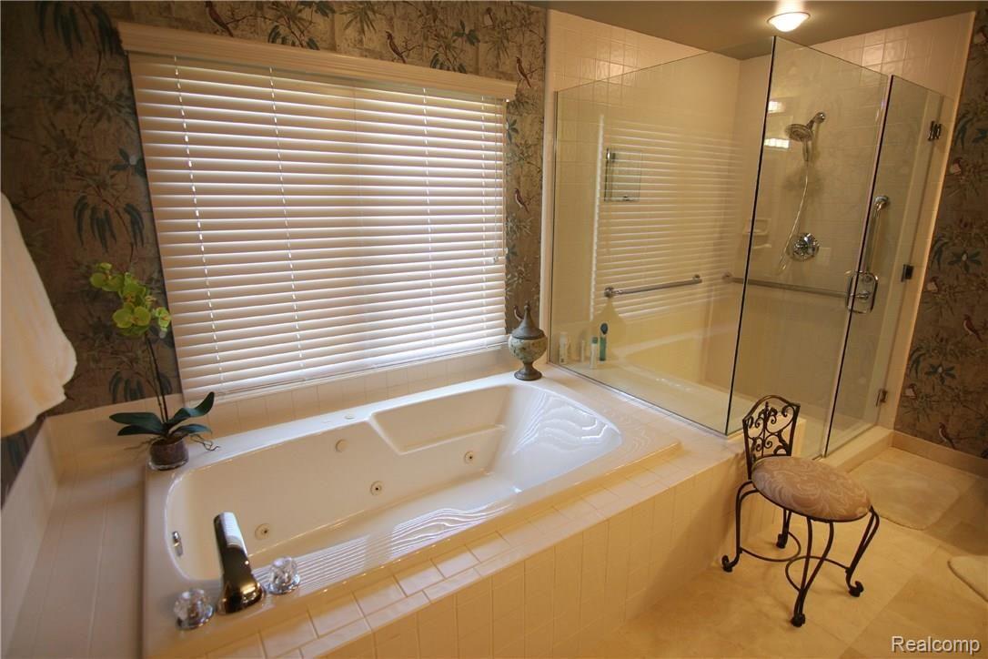 3178 Hedgewood Lane Rochester, MI 48309 - Photo 29 of 40 Hedgewood Ln Master Bathroom 3.jpg