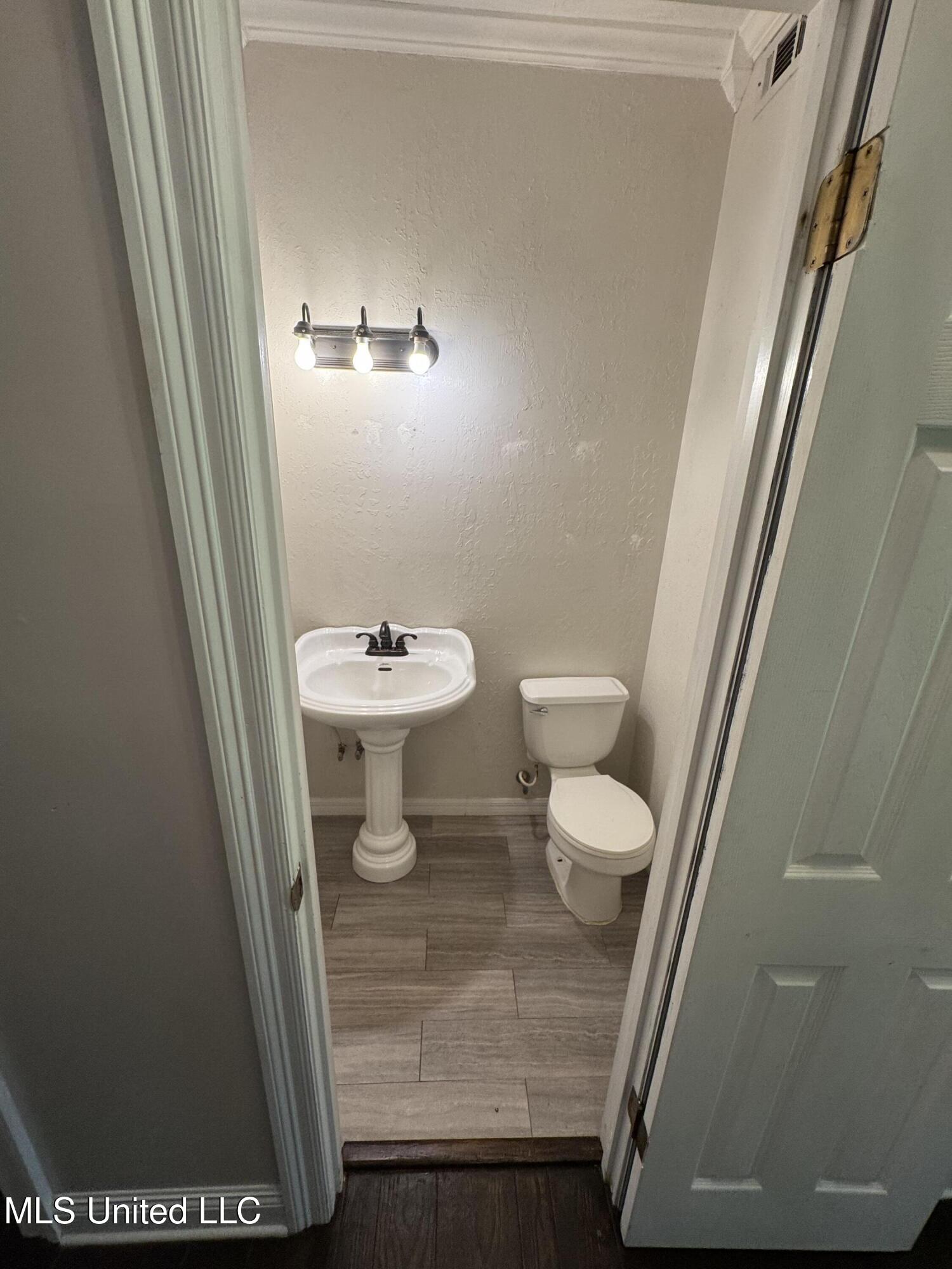 1104 County Road 266 Shubuta, MS 39360 - Photo 16 of 20 Half bath in hallway