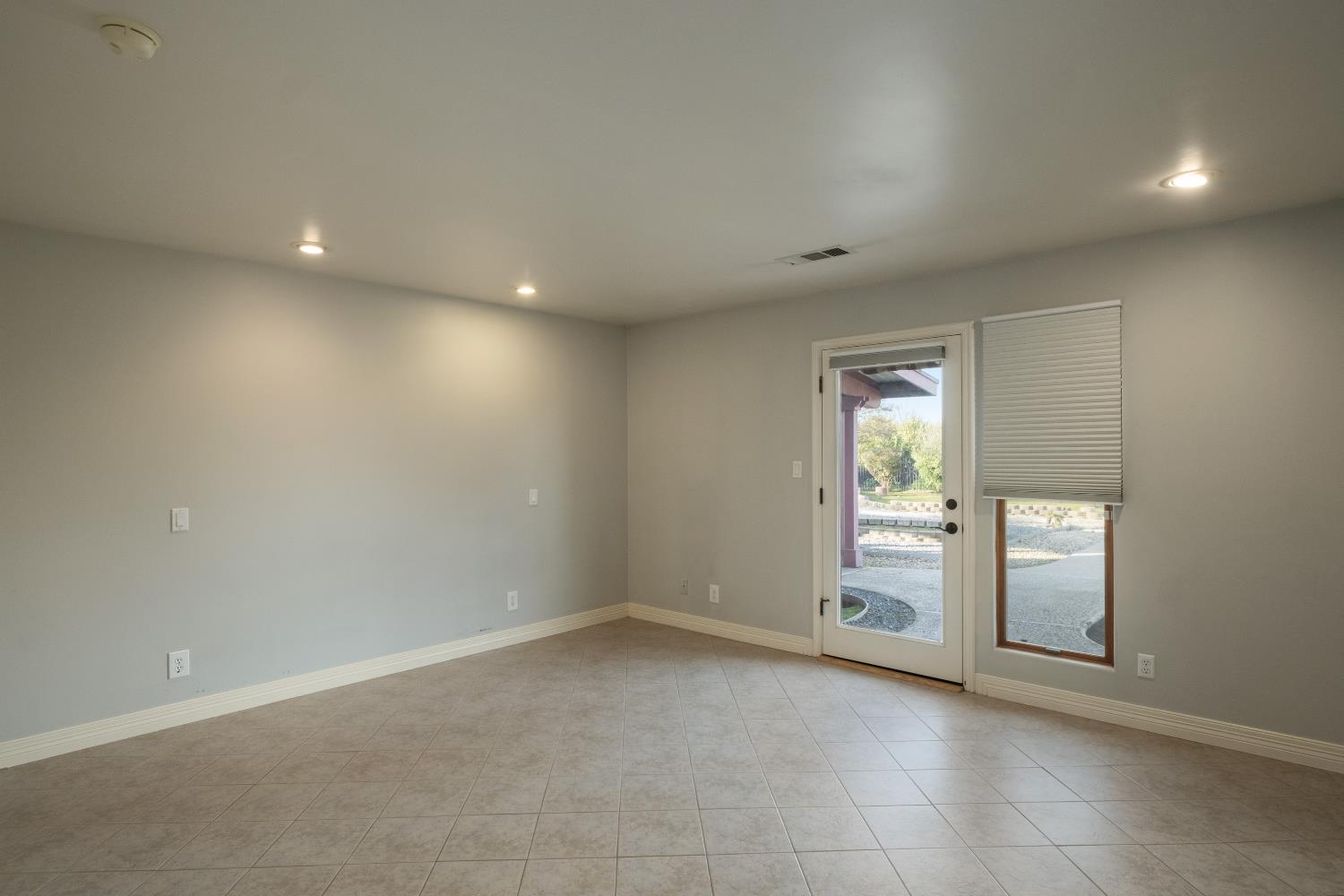 19282 East South Avenue Reedley, CA 93654 - Photo 21 of 33 an empty room with windows