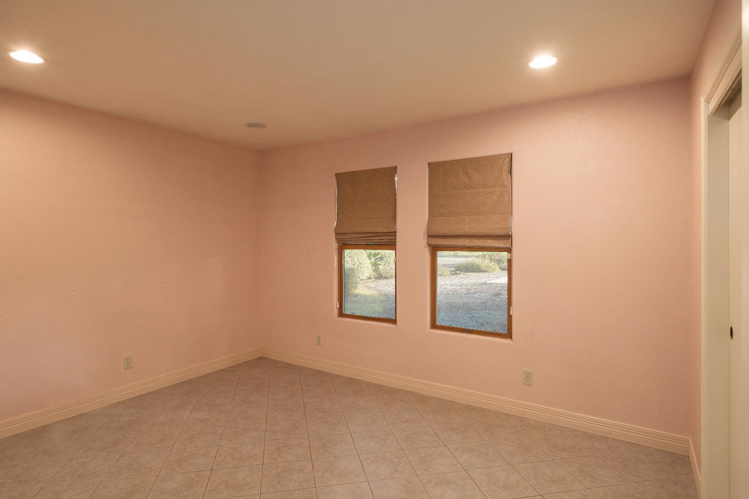 19282 East South Avenue Reedley, CA 93654 - Photo 25 of 33 an empty room with windows