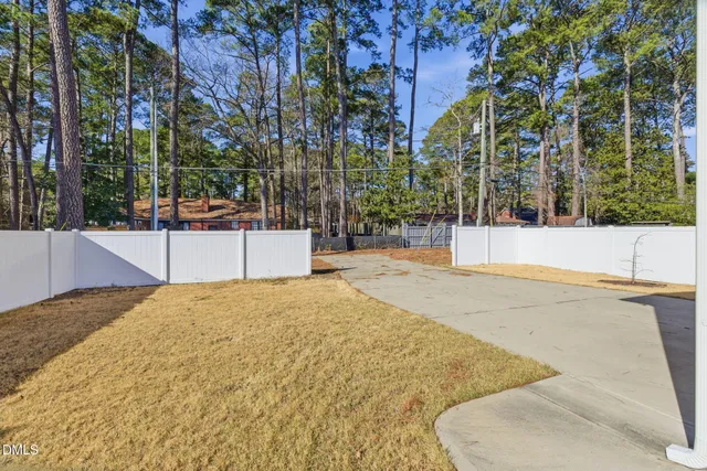 a view of a backyard