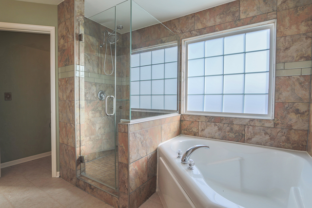 805 Myers Road Sugar Grove, IL 60554 - Photo 22 of 27 a bathroom with a bathtub and shower