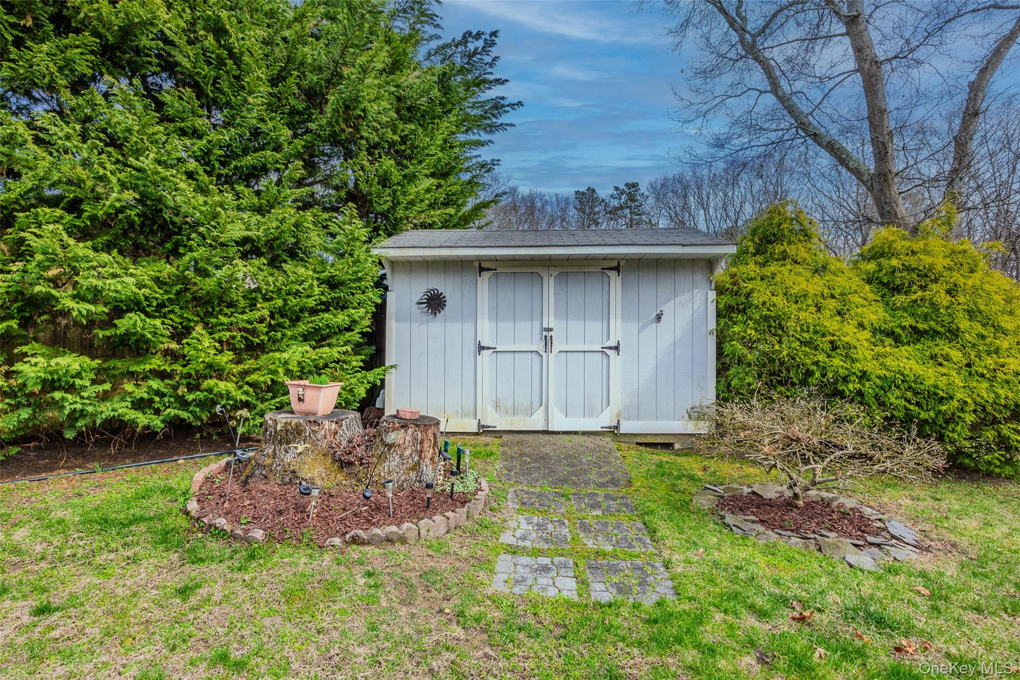 9 South Pond Trail Ridge, NY 11961 - Photo 11 of 40 a backyard of a house with lots of green space