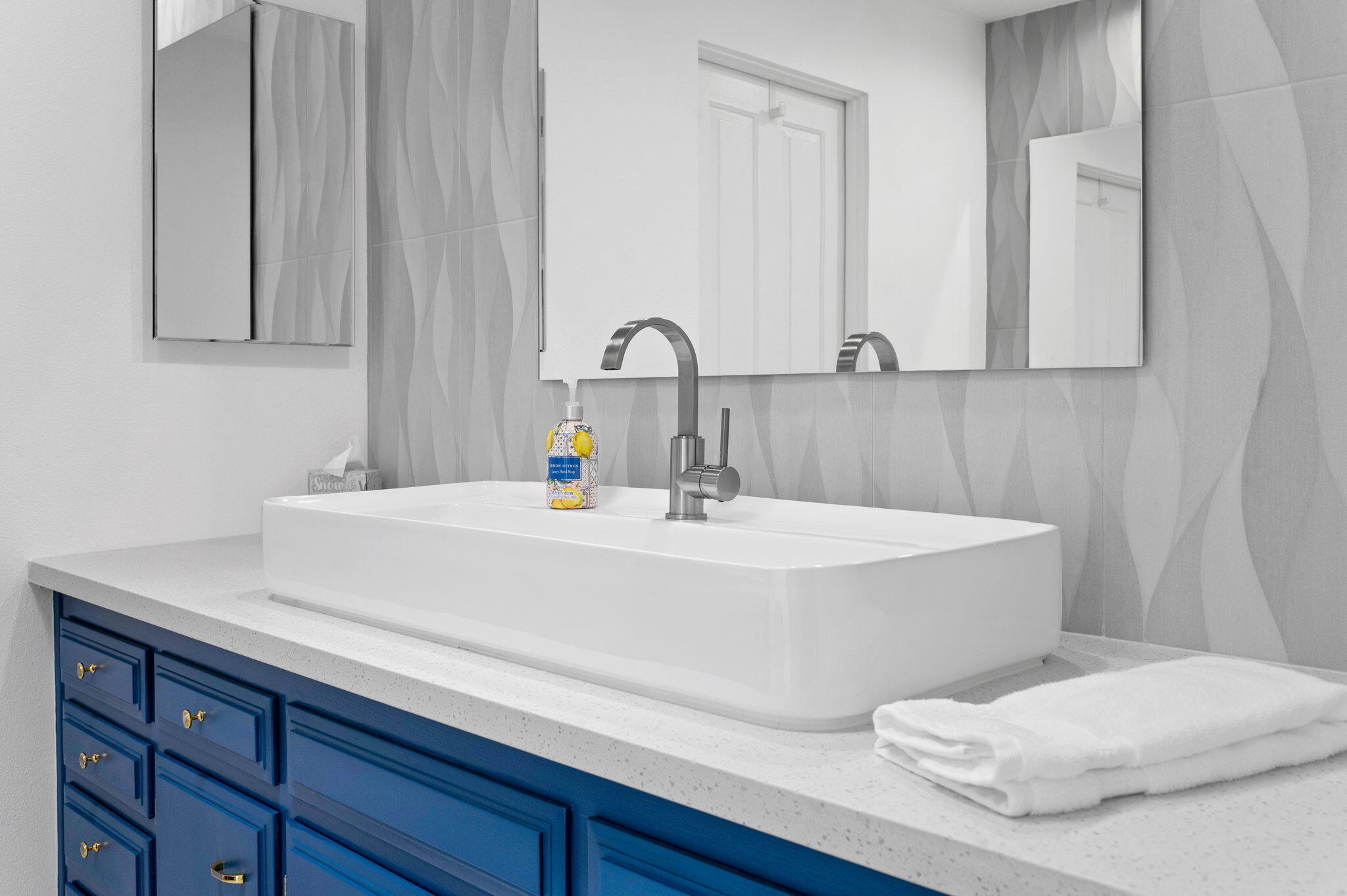 45835 Pawnee Road Indian Wells, CA 92210 - Photo 27 of 46 a bathroom with a sink and a bathtub