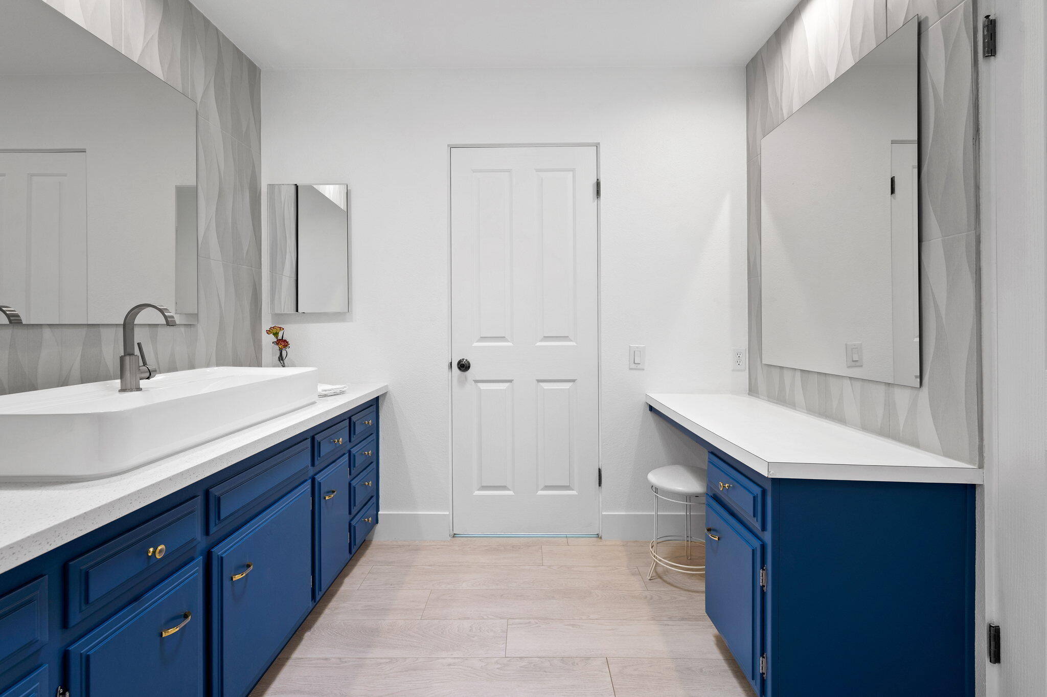 45835 Pawnee Road Indian Wells, CA 92210 - Photo 33 of 46 a bathroom with a sink and a mirror