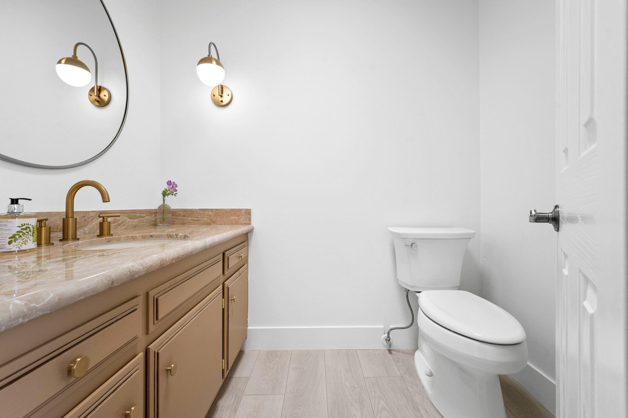 45835 Pawnee Road Indian Wells, CA 92210 - Photo 36 of 46 a bathroom with a toilet a sink and mirror