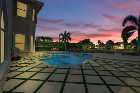 a view of a house with backyard