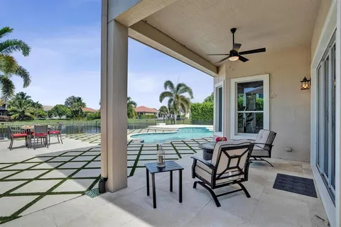 a view of a house with backyard and garden