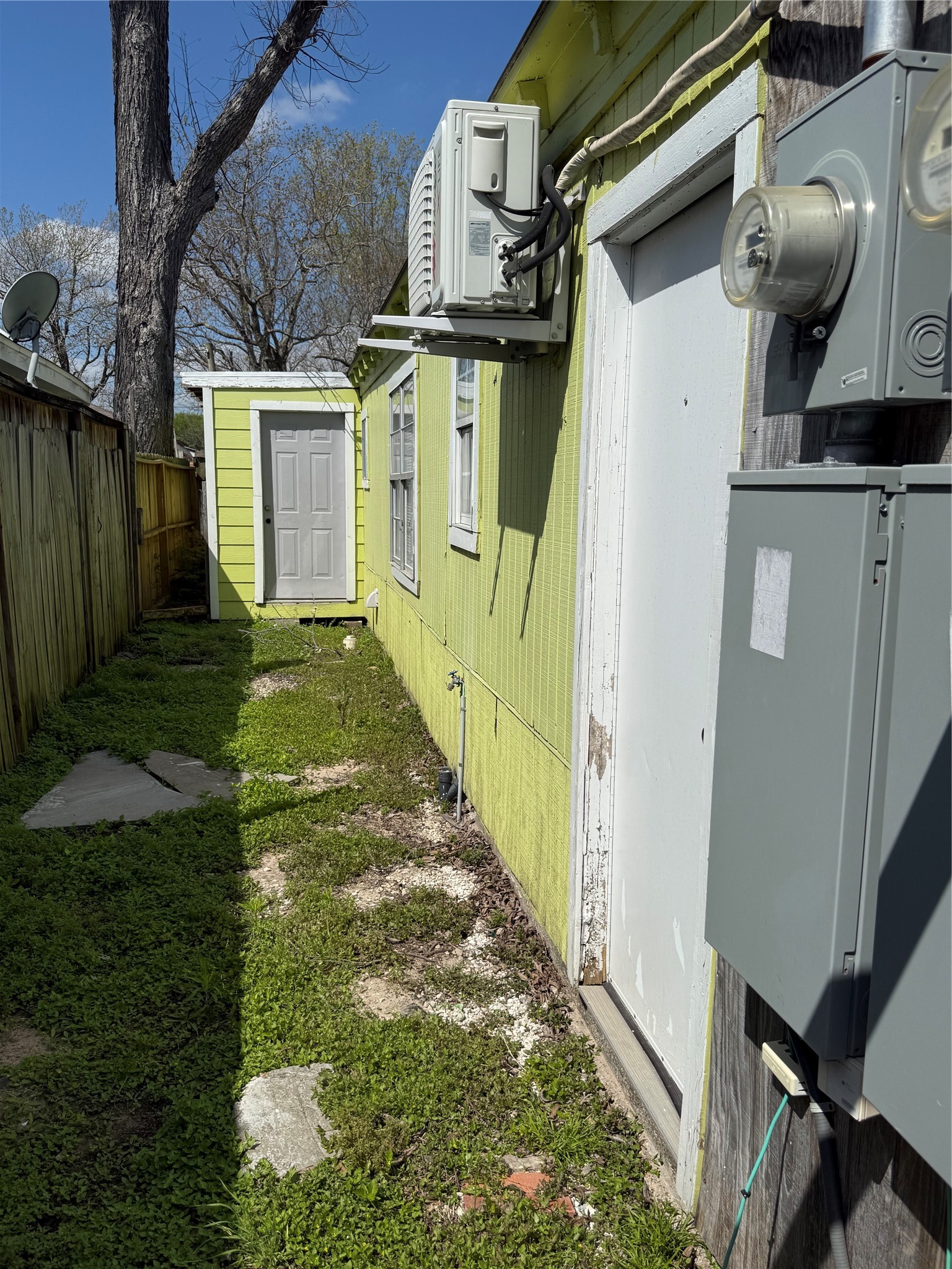 4315 Chapman Street Houston, TX 77009 - Photo 3 of 12 a backyard of a house with table and chairs