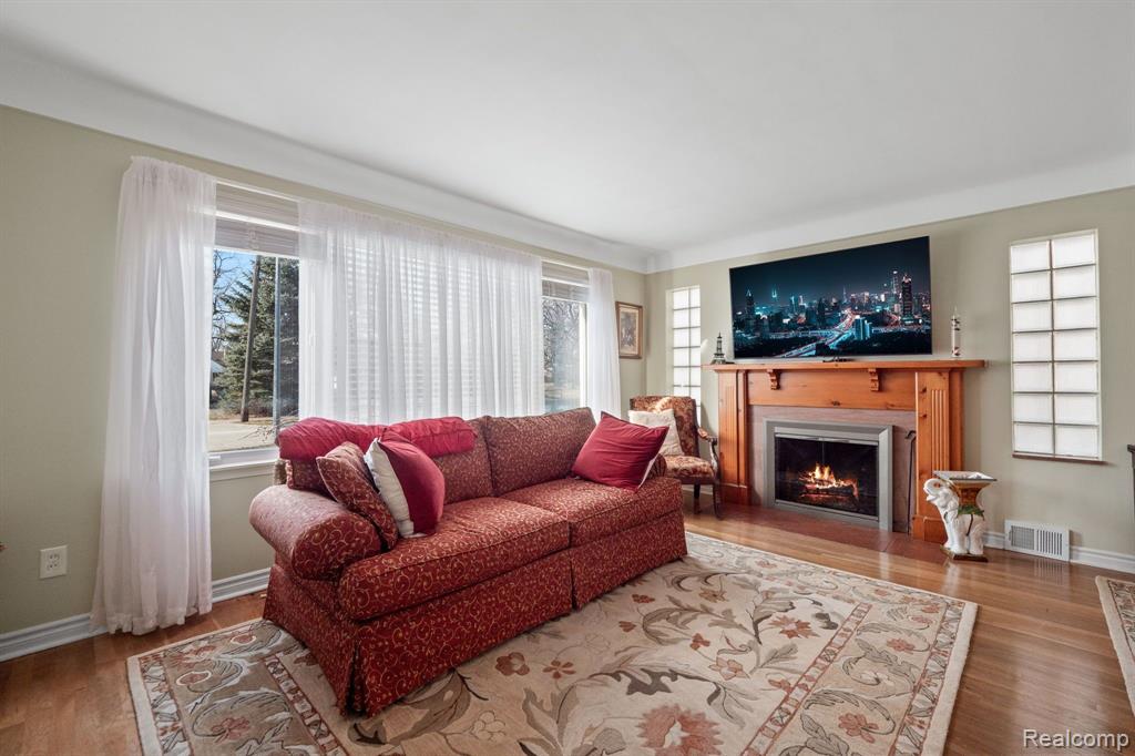 2064 Oxford Road Grosse Pointe Woods, MI 48236 - Photo 5 of 28