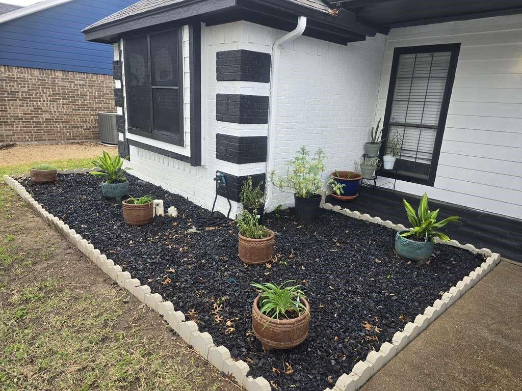 1631 Stratford Lane Duncanville, TX 75137 - Photo 3 of 9 a view of a back yard of the house
