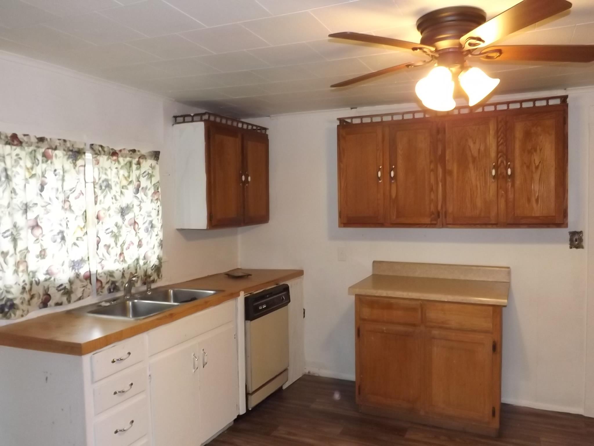 81 Hideout Road Manchester, TN 37355 - Photo 3 of 12 Eat-in Kitchen, Oak Cabinetry