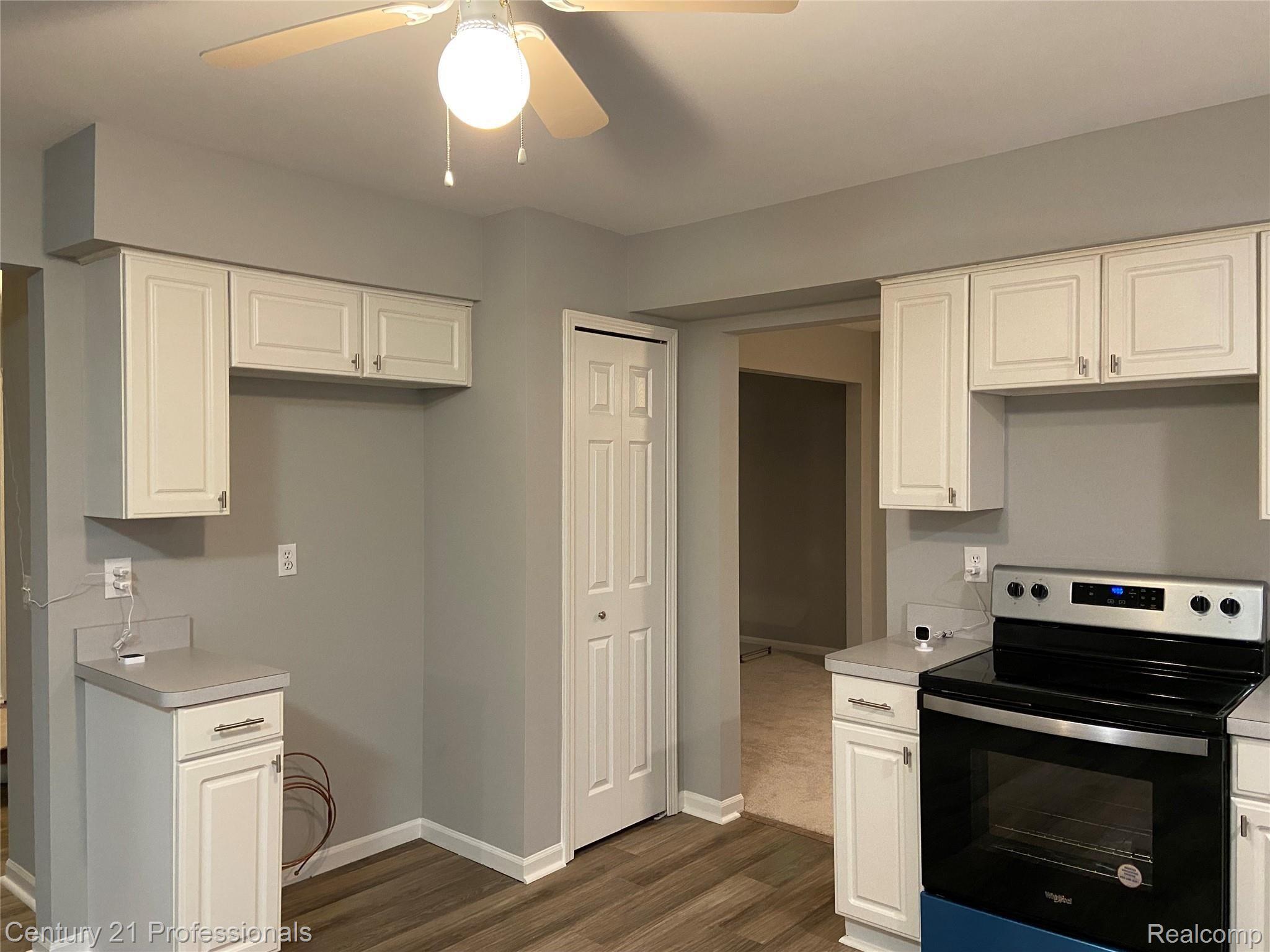 6696 Fox Hills Road Canton, MI 48187 - Photo 9 of 24 211217FoxHillsKitchen3.jpg