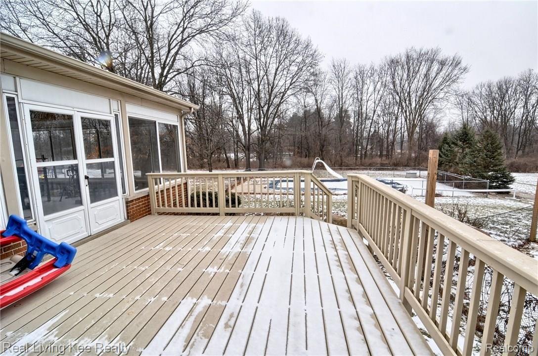 311 East Snell Road Rochester, MI 48306 - Photo 70 of 72 Deck.jpg
