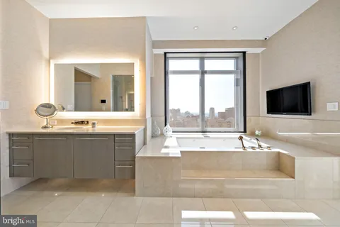 $6,500,000 | 130 South 18th Street, Unit 3102, Philadelphia, PA 19103