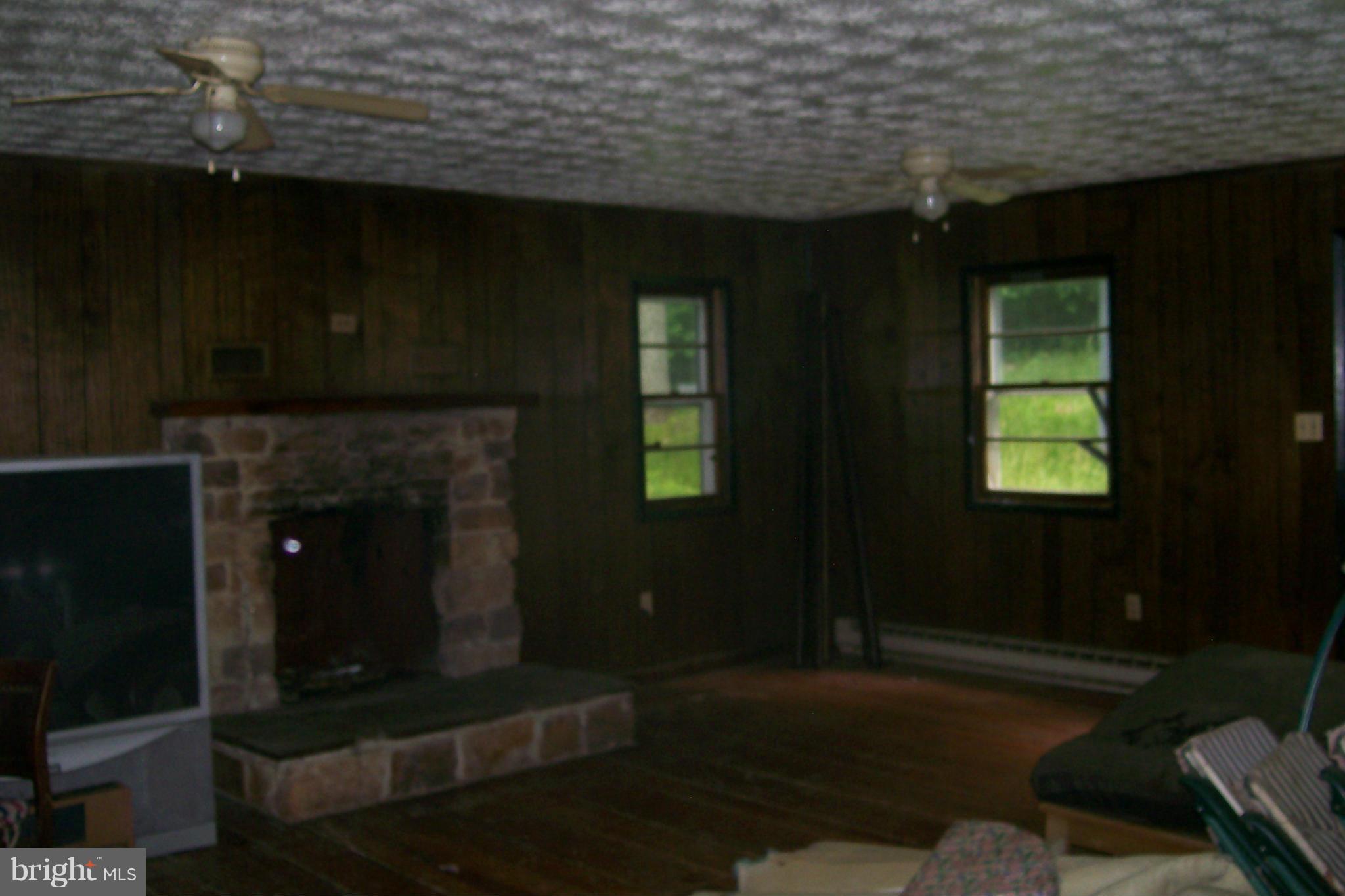 114 Moorehead Road Gore, VA 22637 - Photo 18 of 25 a living room with furniture