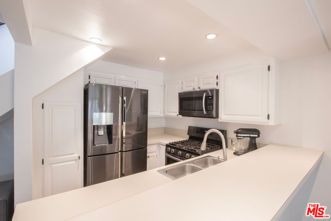 950 North Kings Road, Unit 341 West Hollywood, CA 90069 - Photo 4 of 22