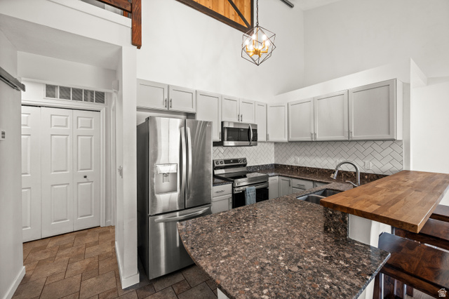 9229 South Jefferson Cove Sandy, UT 84070 - Photo 6 of 39
