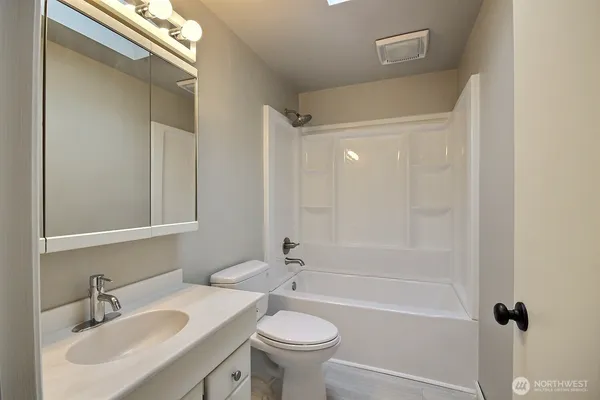 $3,350 | 18701 3rd Avenue South, Burien, WA 98148