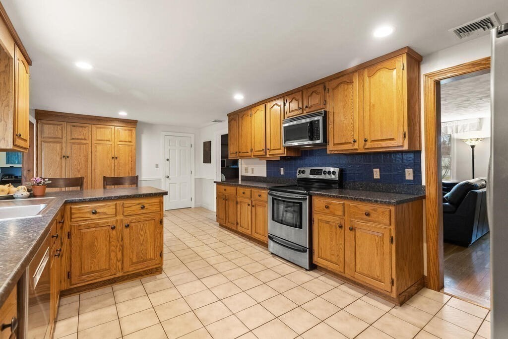22 Woodside Road Topsfield, MA 01983 - Photo 8 of 27