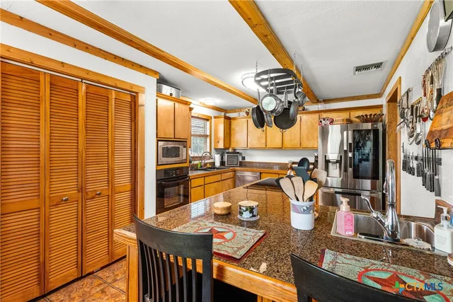 $700,000 | 425 Old Pleasanton Road, Poteet, TX 78065