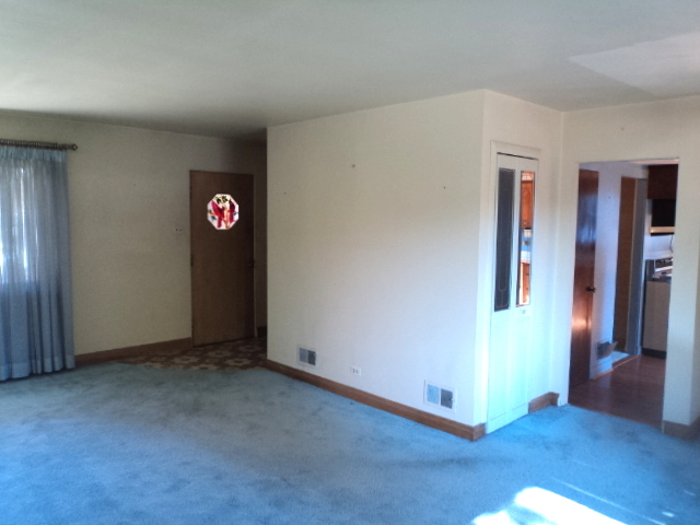 161 Gage Road Riverside, IL 60546 - Photo 11 of 32 an empty room with closet