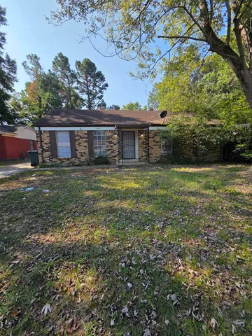 a view of a house with a yard