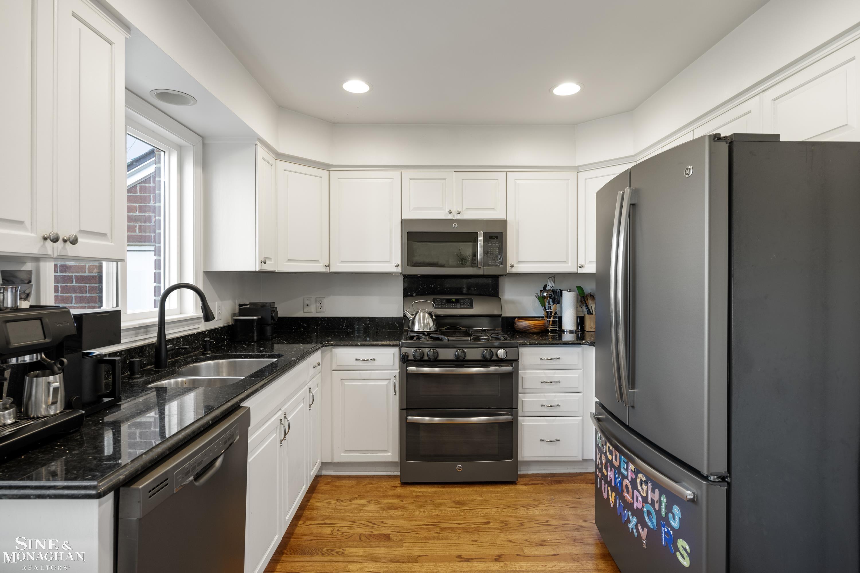 474 Lexington Road Grosse Pointe, MI 48236 - Photo 11 of 62 50162736-3fee76c8-815b-4401-bdcc-b4a945e5ce7a.JPG