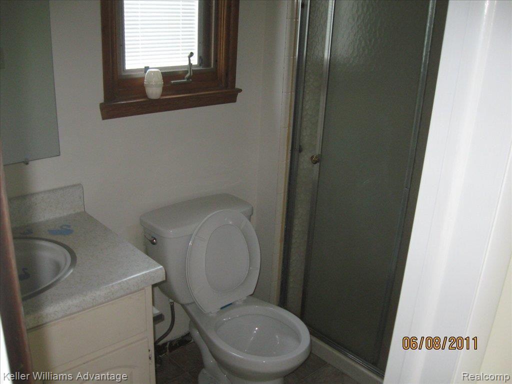 22638 Chestnut Tree Novi, MI 48375 - Photo 5 of 12 Bathroom