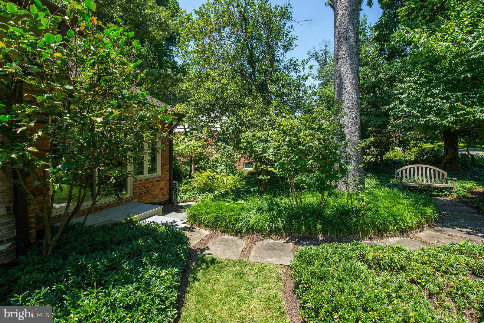 3176 Holmes Run Road Falls Church, VA 22042 - Photo 26 of 30 Exterior (Rear)