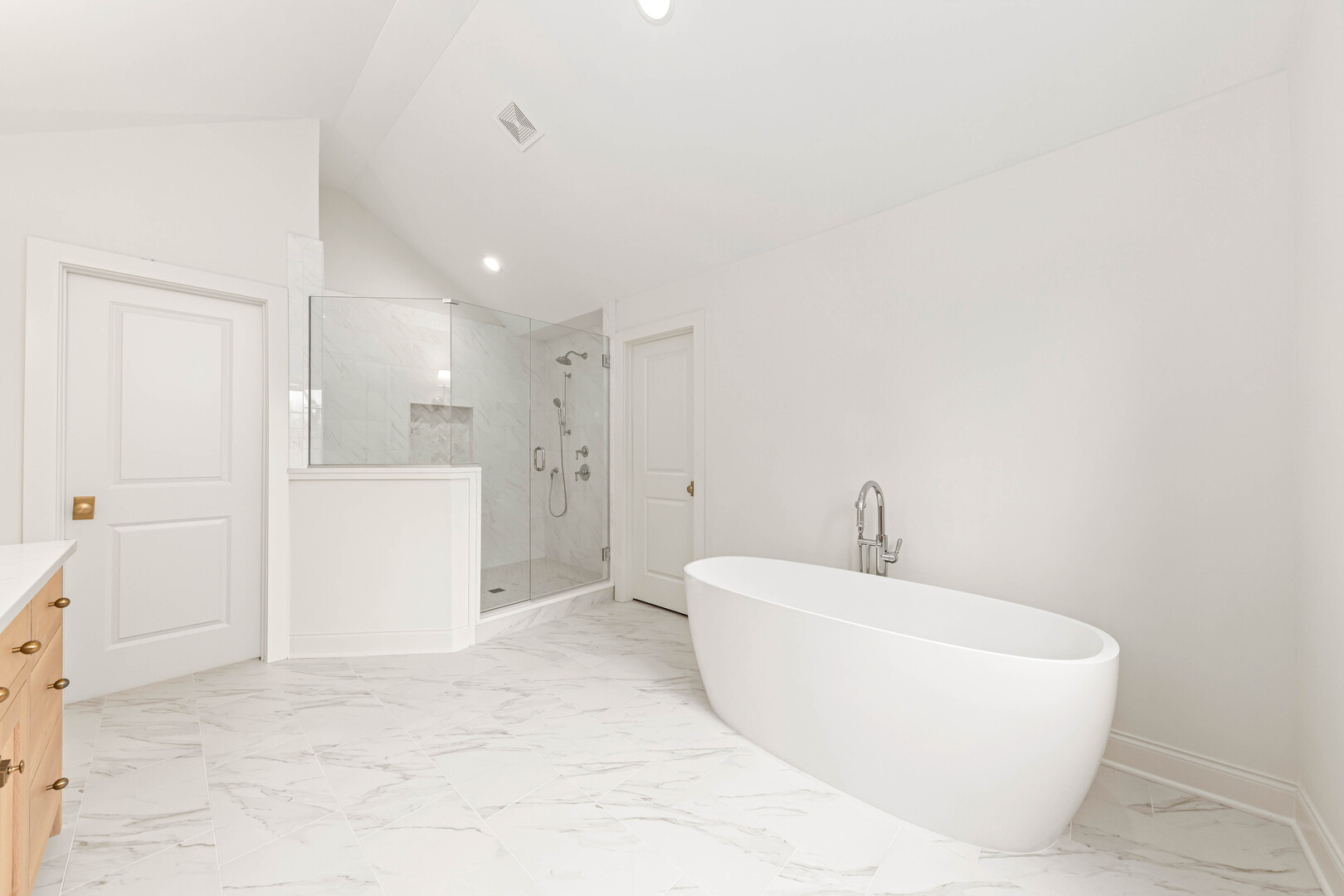 660 Eagle Street Naperville, IL 60563 - Photo 23 of 45 a bathroom with a white tub