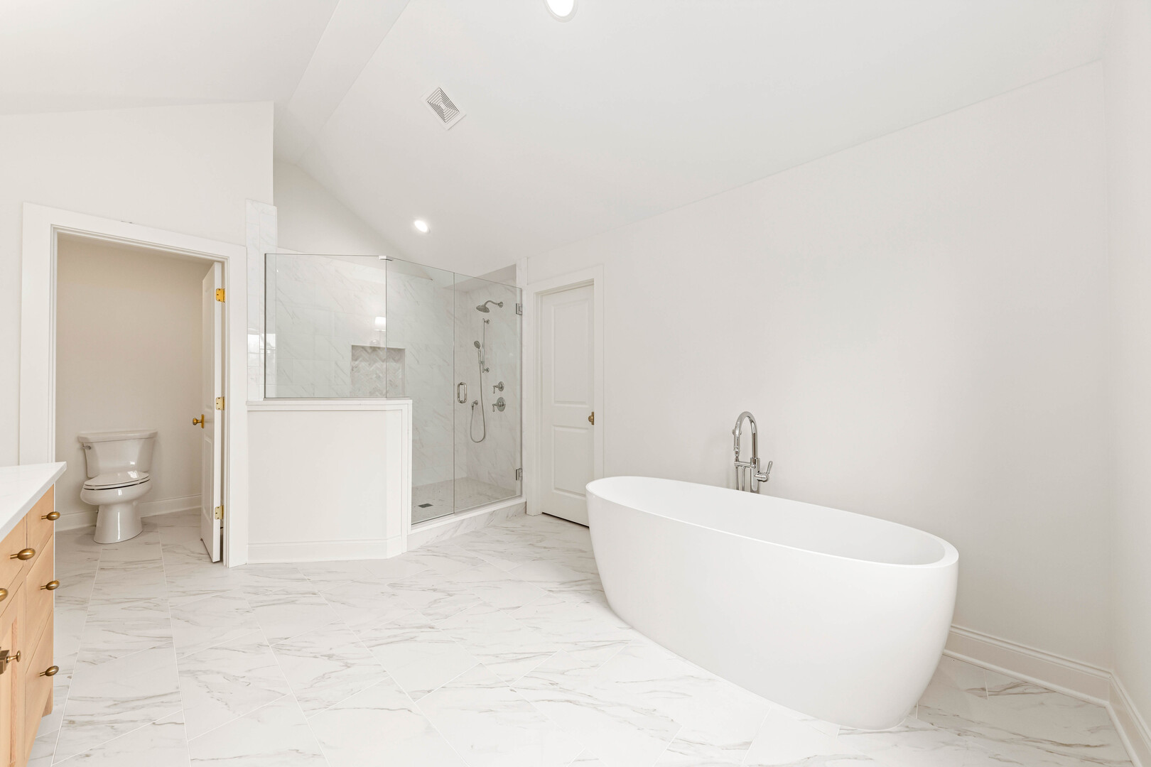 660 Eagle Street Naperville, IL 60563 - Photo 25 of 45 a bathroom with a white tub