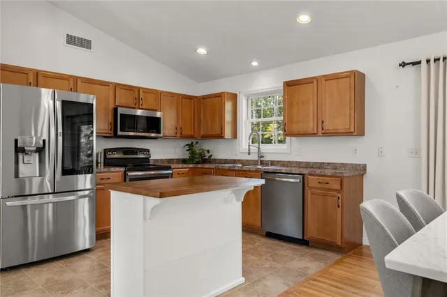 $569,000 | 5 Meadow Court, Smithfield, RI 02917