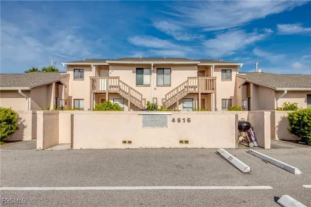 front view of house with a yard