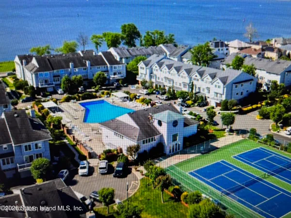 $739,999 | 645 Johnston Terrace | Prince's Bay