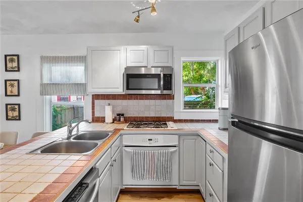 $2,200 | 918 16th Street West, Bradenton, FL 34205