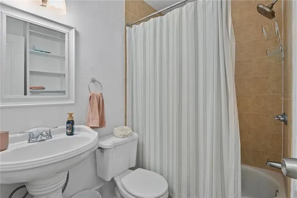 $2,200 | 918 16th Street West, Bradenton, FL 34205