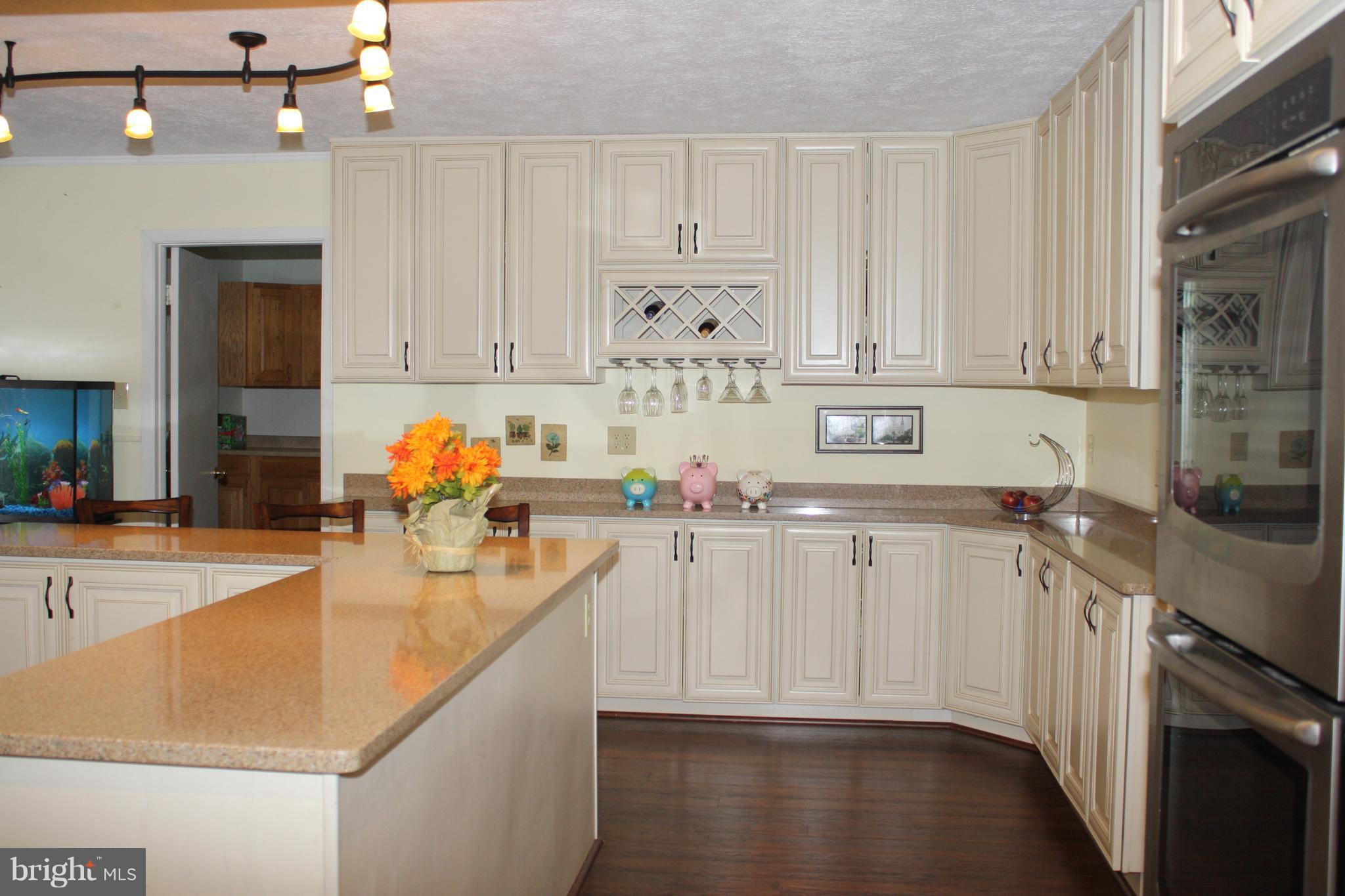 12413 Eastgate Lane Laurel, MD 20708 - Photo 10 of 30 DREAM Kitch. STAINLESS STEEL. QUARTZ BREAKFAST BAR