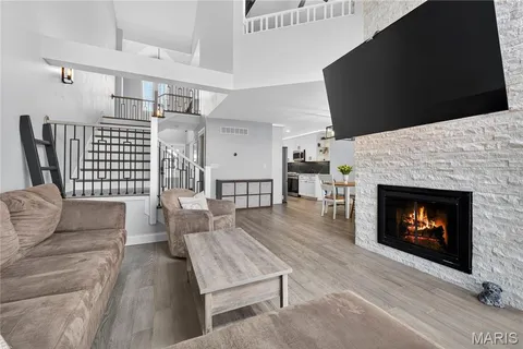 $415,000 | 1842 Ridgeview Cir Drive, Ballwin, MO 63021