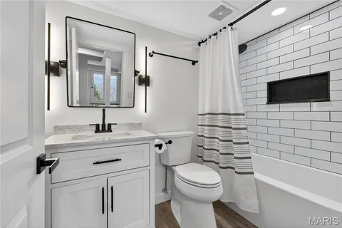 $415,000 | 1842 Ridgeview Cir Drive, Ballwin, MO 63021