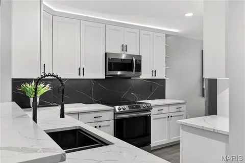 $415,000 | 1842 Ridgeview Cir Drive, Ballwin, MO 63021