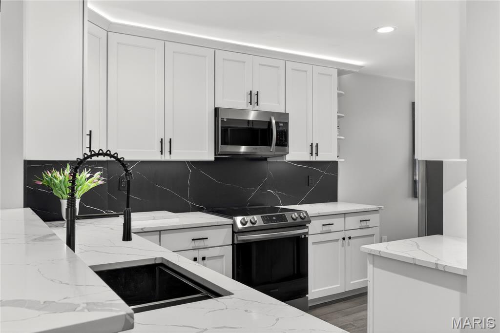 1842 Ridgeview Cir Drive Ballwin, MO 63021 - Photo 3 of 38